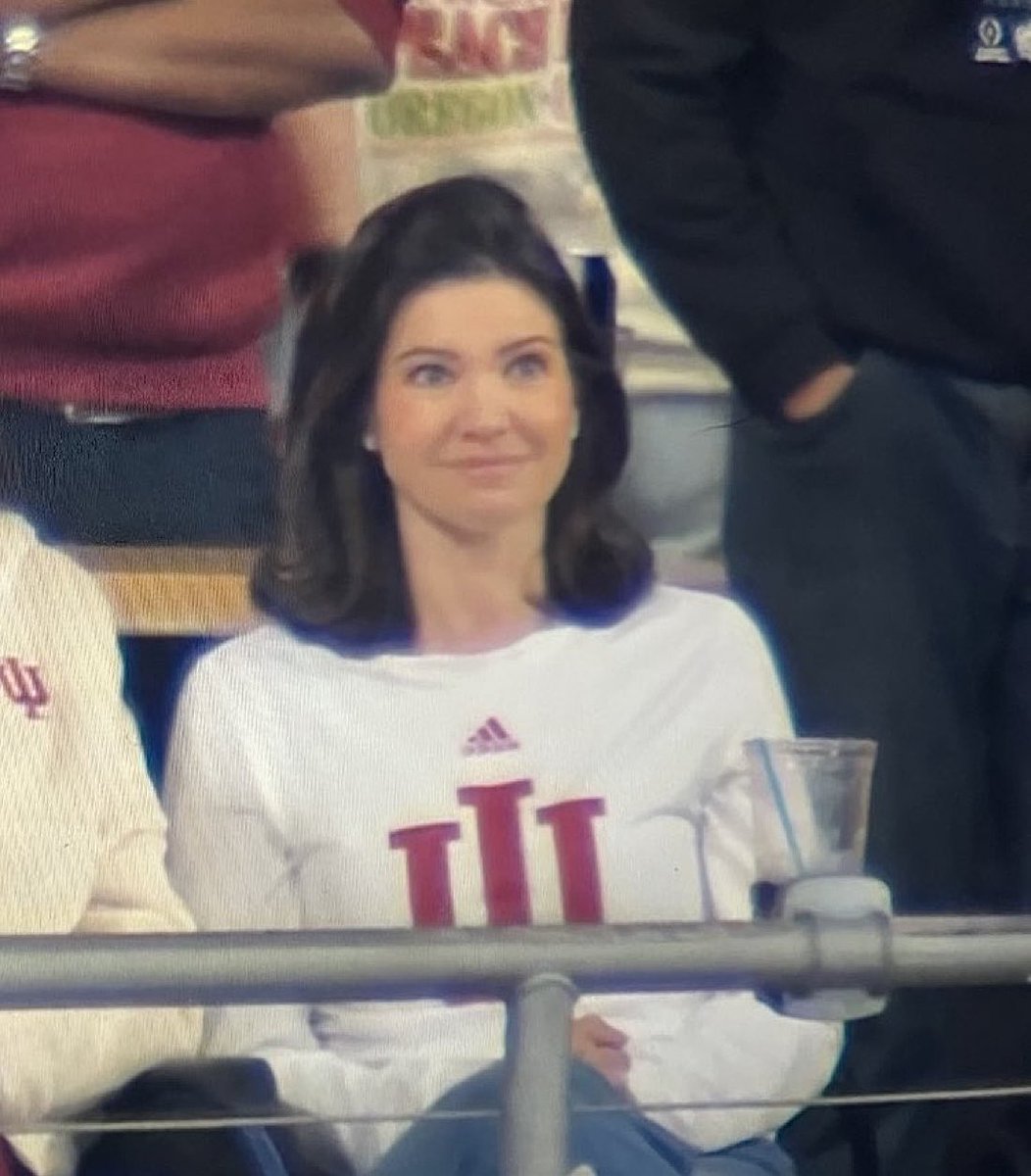 HaterReport_'s tweet image. The cameraman loves Fernando Mendoza’s aunt 🤣