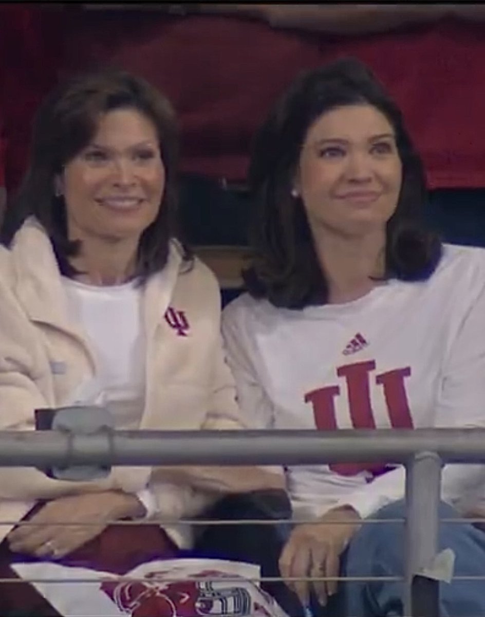 HaterReport_'s tweet image. The cameraman loves Fernando Mendoza’s aunt 🤣