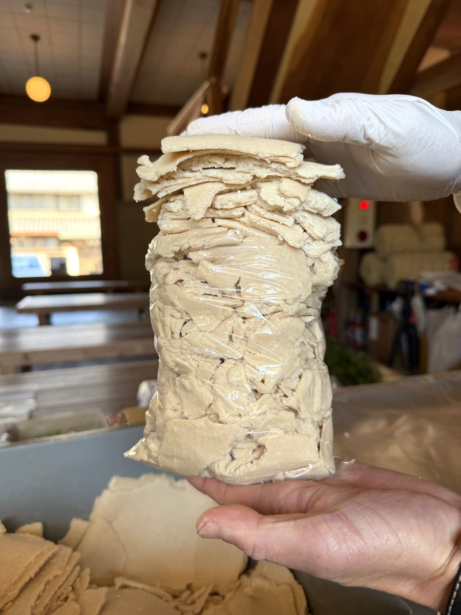 新酒の酒粕詰め放題✨
今日は朝からたくさんのお客様に
ご来店いただいてます😊

１回１袋 税込600円！
写真くらい盛り盛りしてOKです✨
計ってみたら1.6kgありました😳
冷凍して長期保存もできますよ♪

しぼったお酒によって、香りや味わいの違いを楽しめます😊

この機会にぜひお越しください♪