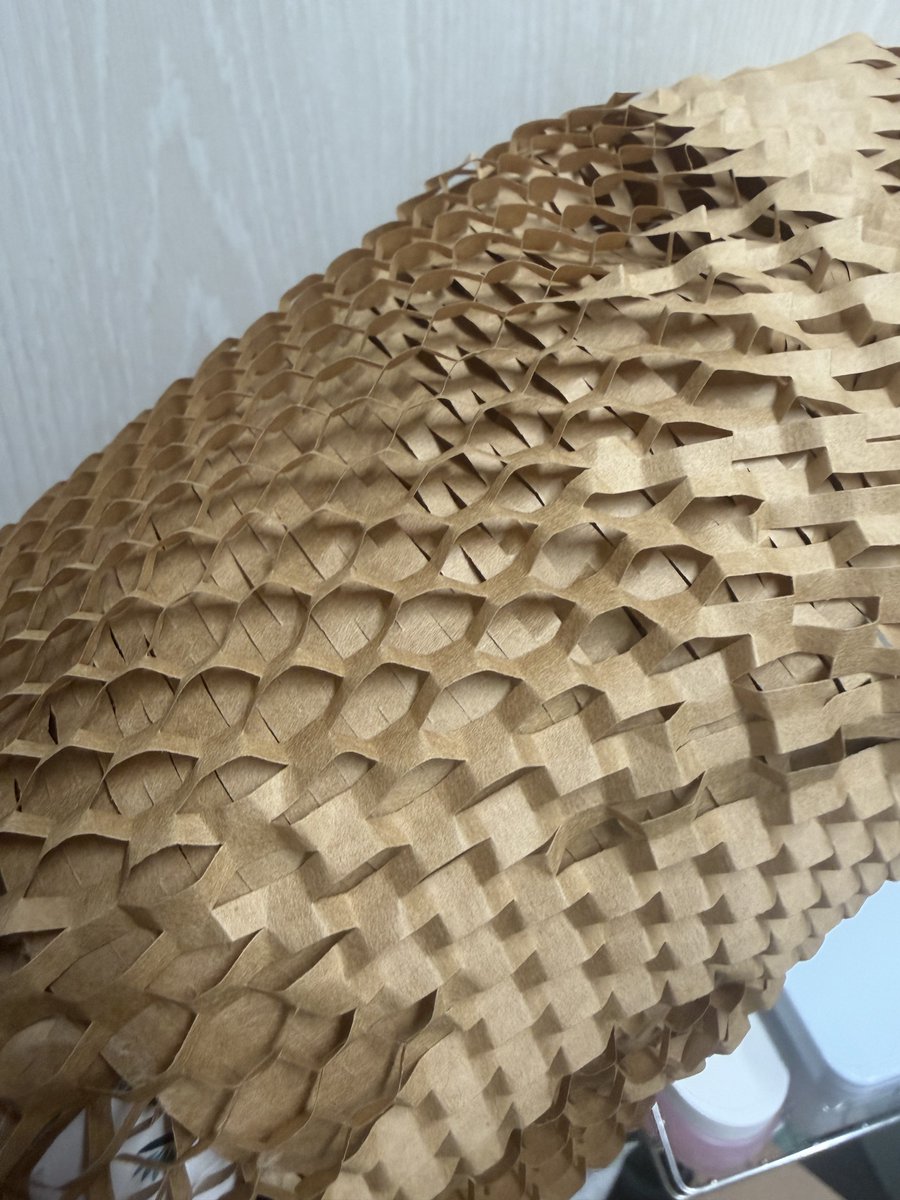 mad4cosme's tweet image. 택배 받을 때마다 의문인 점…
종이완충재 저렇게 싸도 완충효과가 있나요…?
쫙쫙 펼쳐서 벌집처럼 만들어야 완충효과 생기지 않나요??