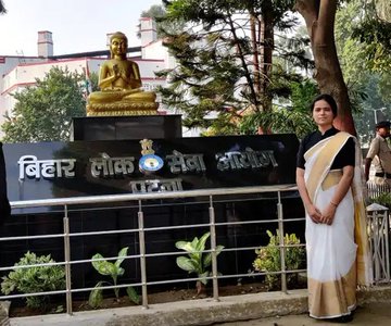 KHURAPATT's tweet photo. Your name is Ujala Singh. You are from Varanasi. Your maternal uncle works as an ADJ (Additional District Judge) in the Bihar government.

You were desperate for a government job. In 2020, when BPSC released the notification for Assistant Prosecution Officer (APO), you started pressuring your parents to let you apply.

Your parents decided to show themselves as “poor” and used a small piece of land in Aurangabad, Bihar, to get you an EWS certificate. Using that EWS quota, you became an APO in 2023.

Now the big question is 👇
When all your documents, ID cards, and permanent address are from Varanasi, Uttar Pradesh, how did you apply in Bihar under the EWS quota without having a Bihar domicile?

Not only that—your brother also appeared in the 70th BPSC exam through the EWS category. We have all his records too.

You also own a 302 square yard house in Uttar Pradesh. Based on that, you are not eligible for EWS in UP either, in any exam.

Some people say that whenever someone raises their voice against you, your ADJ uncle teaches them a lesson.

Even the Varanasi DM conducted a full inquiry and sent a letter to BPSC. Despite that, you allegedly survived because of influence at the secretariat level.

Now come forward and tell the truth publicly. We will support you fully.

The personal documents that you don’t have, the Khurpench team does.
If you say the word, we will throw them in everyone’s face.