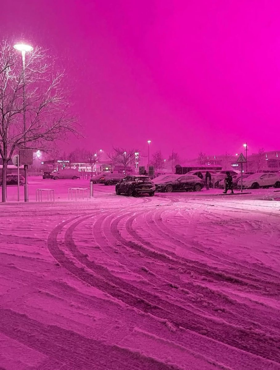 UniverseIce's tweet image. Birmingham, UK experienced a pink sky event last night, which was extremely dreamlike.
This is due to the pink LED lights used at the Birmingham City football stadium reflecting snow on the field.