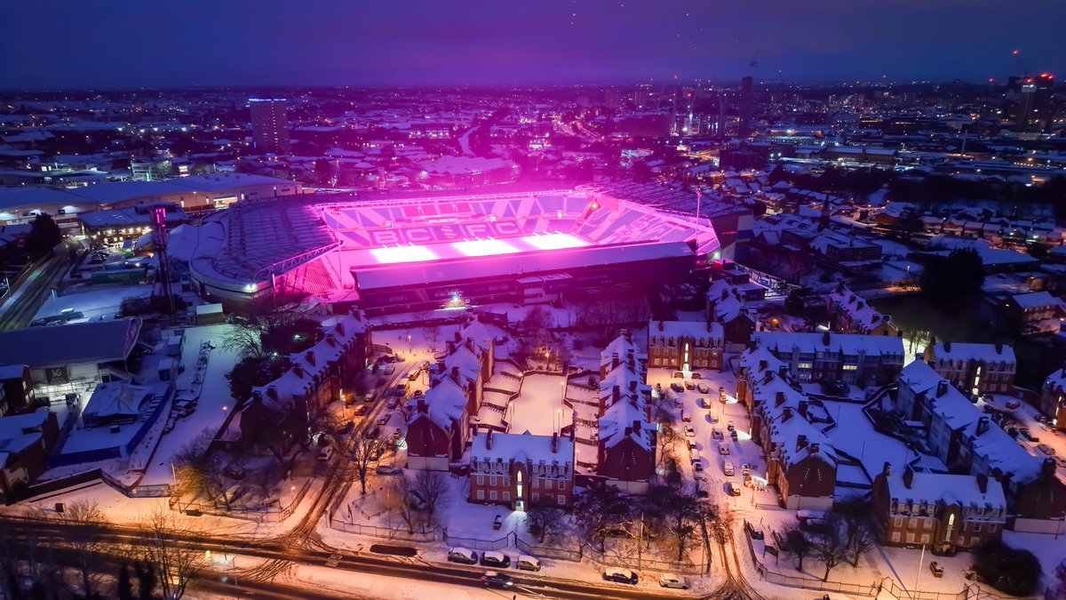 UniverseIce's tweet image. Birmingham, UK experienced a pink sky event last night, which was extremely dreamlike.
This is due to the pink LED lights used at the Birmingham City football stadium reflecting snow on the field.