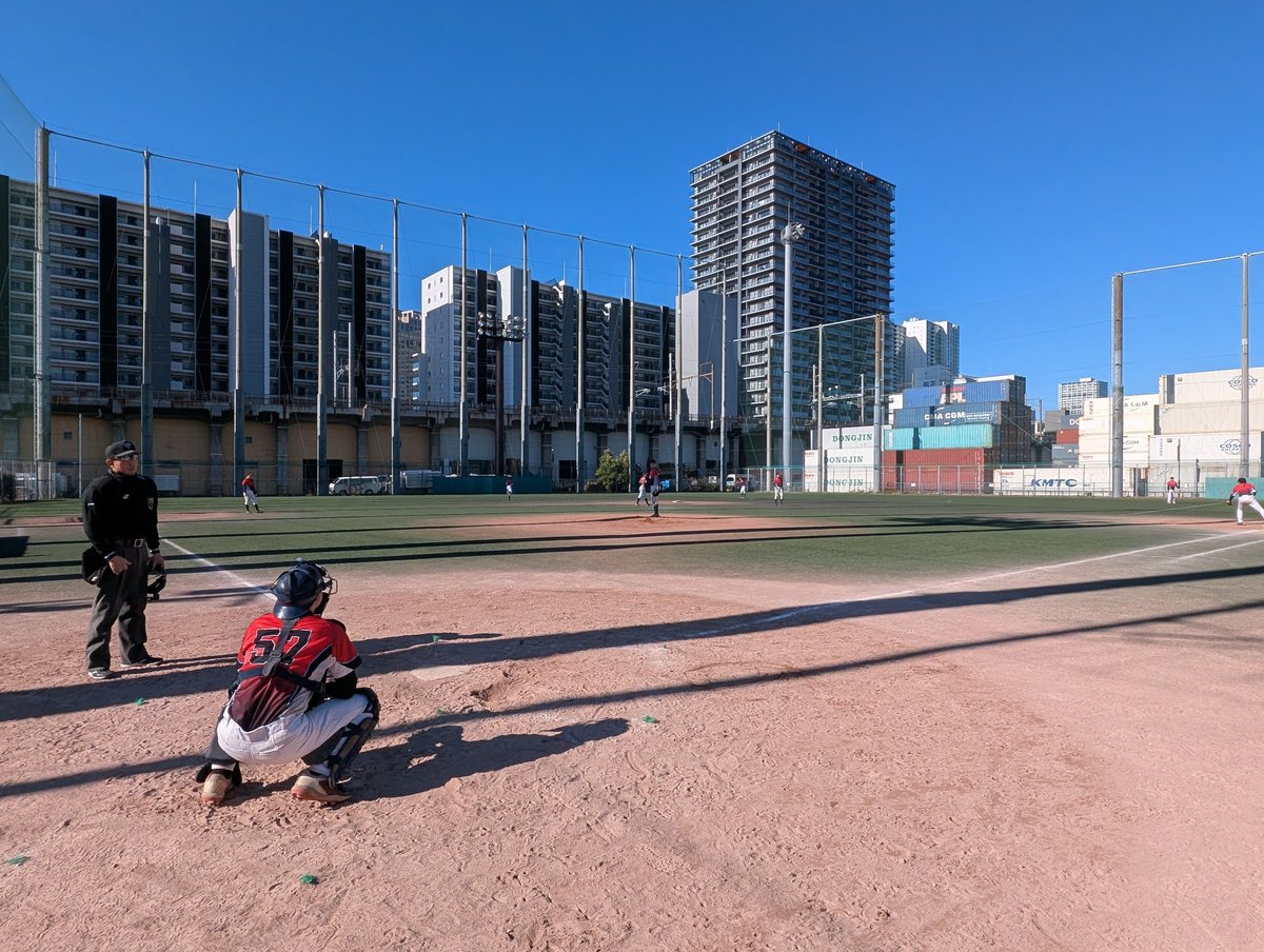 pawabacs's tweet photo. PAWABACS今年最初の活動は練習試合
みんな良く動けていて快勝

レフト側を新幹線が走っているので実質マツダスタジアム🚅 https://t.co/0eyW2UqZCo