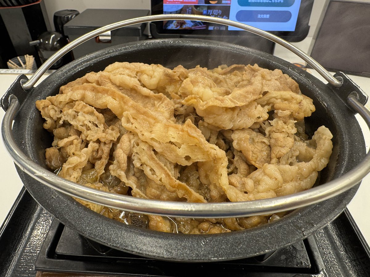 kudo_pon's tweet photo. 目立たないので、ほぼ知られてないのですが、吉野家には「牛鍋」というメニューがあって、牛丼の牛肉だけ4人前入った鍋が食べられます。玉ネギなし。徹底的に牛肉だけを楽しむために作られた料理で、これと米だけで究極の激ウマ牛肉ご飯が食べられる🍜 グツグツ煮込みながら食べるから味が濃くて絶品♨️ https://t.co/RSBSTQ76fB