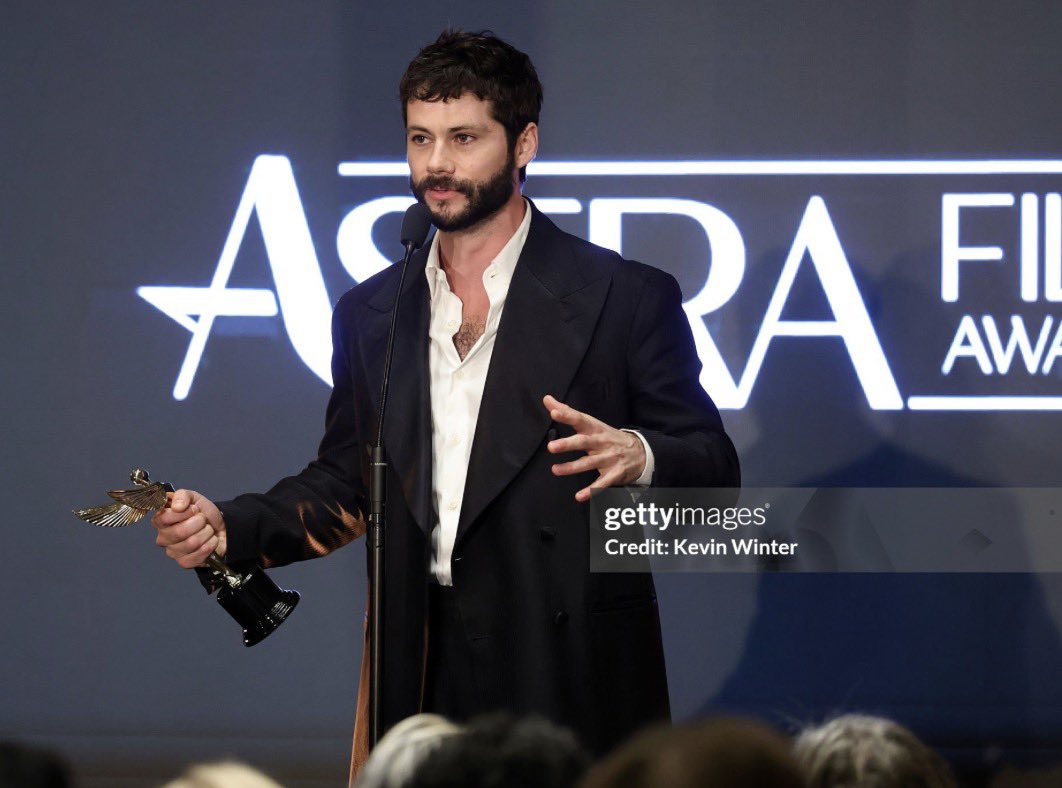jmncisms's tweet photo. THE TWO BUTTONS UNBUTTONED IM GONNA FROTH AT THE MOUTH https://t.co/SoNpLnu22q