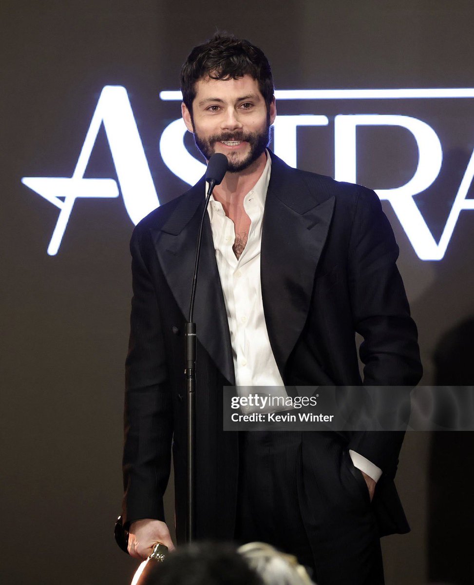 jmncisms's tweet photo. THE TWO BUTTONS UNBUTTONED IM GONNA FROTH AT THE MOUTH https://t.co/SoNpLnu22q