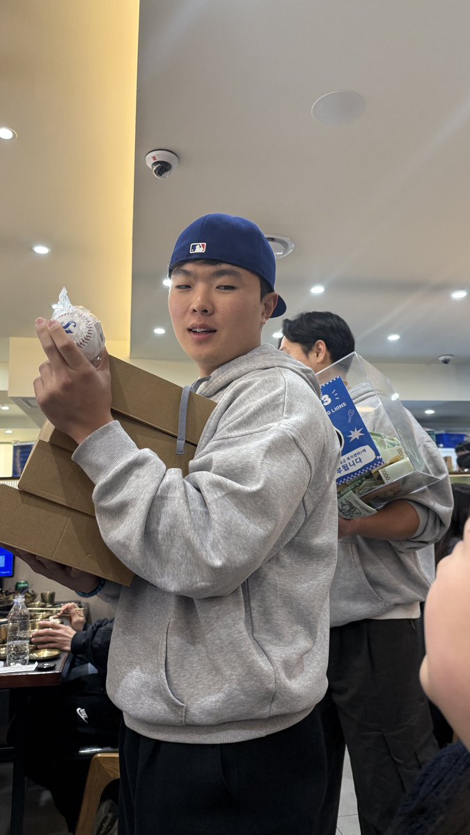 이승민 자꾸 공사라고 얼짱거림
공사면 사진찍어줍니다 ㅇㅈㄹ해서 혹해서 삼