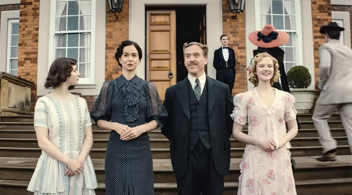 FanFunDamian's tweet photo. Things Fackham Hall gave me:
💥 300 jokes
😂 Tears of laughter
🤦♀️ A possible hernia
❤️ Yet another reason to adore Damian Lewis
Reviewed it here 🎬
https://t.co/Vt6FBn00JY
Now available for streaming! #FackhamHall #DamianLewis #LordDavenport #BenRadcliffe #ThomasinMcKenzie https://t.co/Z2tlGg9Cjm