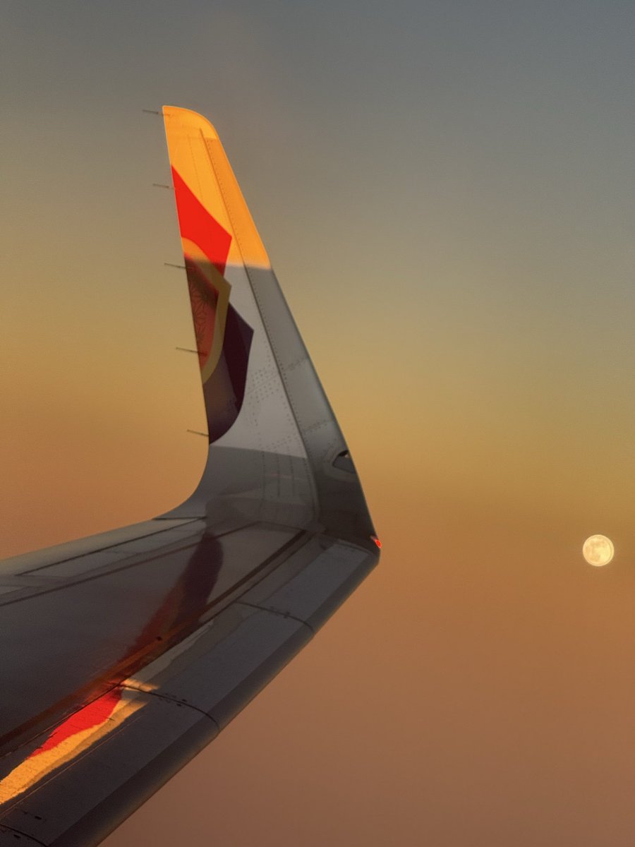 SunuCyriac's tweet photo. Moon shots from Air India #AirIndia https://t.co/hHHAYnNdWt