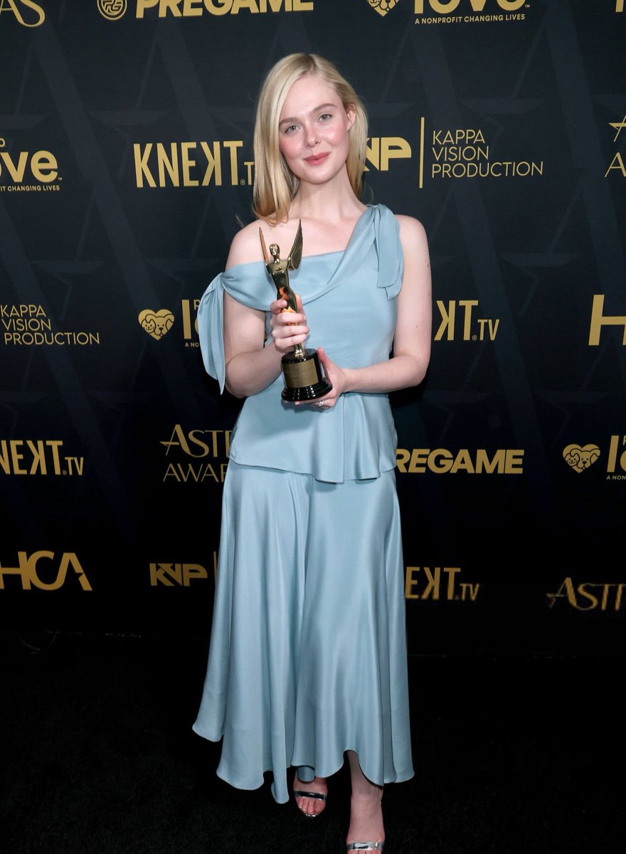 maryellearchive's tweet photo. Elle Fanning possing with her Vanguard Award 🩵 https://t.co/vBv3QuZXRH