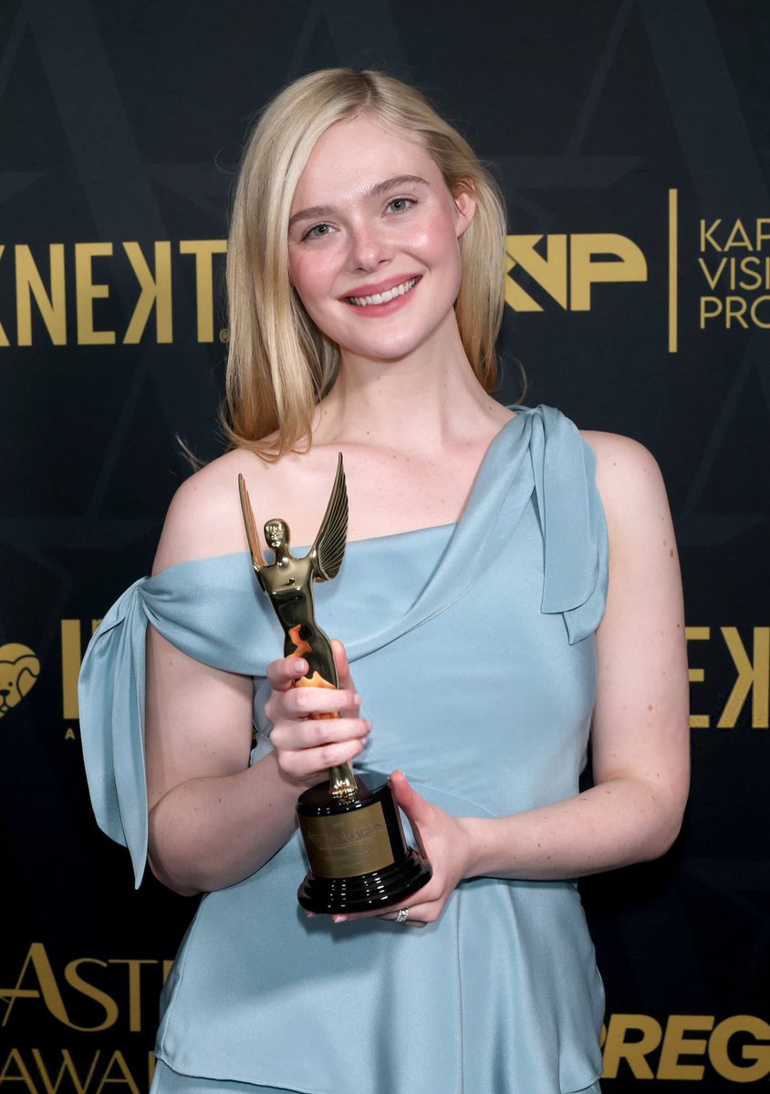 maryellearchive's tweet photo. Elle Fanning possing with her Vanguard Award 🩵 https://t.co/vBv3QuZXRH