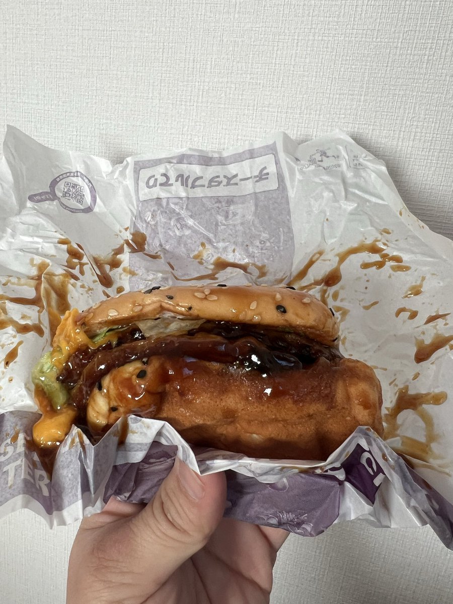 yuppyfamily's tweet photo. マクドナルド🍔🍟
ドラクエバーガーのチーズダブルてりやき食べました😋美味しかった！ https://t.co/uyBt4GHMfP