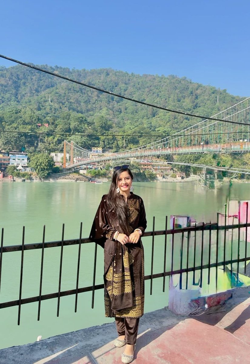 "जहाँ गंगा की लहरें और महादेव का आशीर्वाद है, वही सुकून का दूसरा नाम है—ऋषिकेश! गंगा किनारे लक्ष्मण झूला की ये ठंडी हवाएँ दिल को छू लेती हैं। 🙏✨🌊"