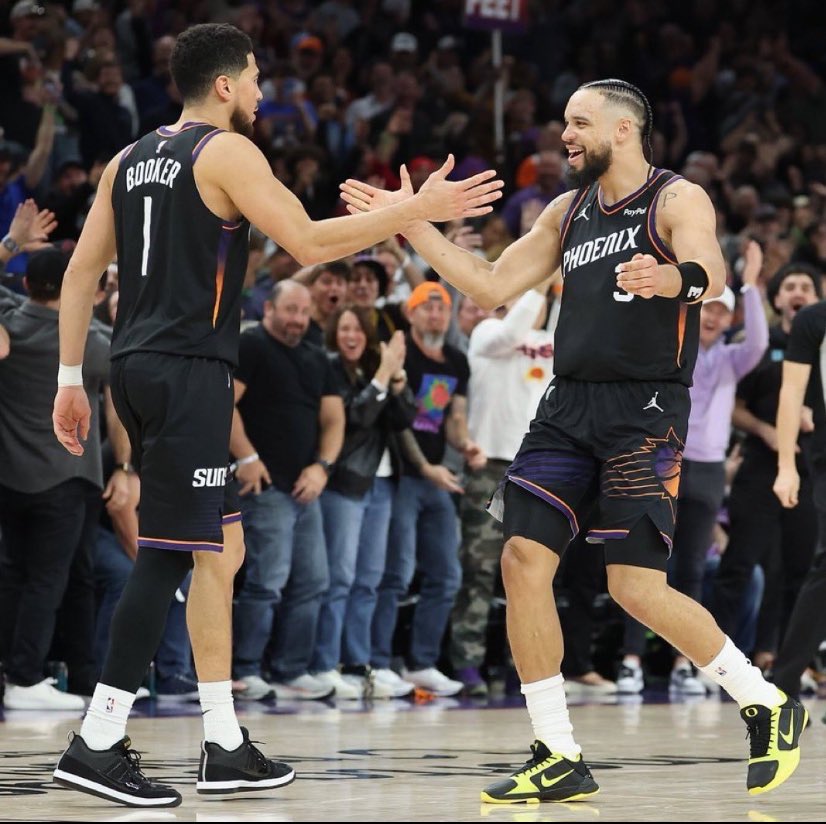 pisounalinha's tweet photo. Lembro que falei na pré-temporada nesse site que o Phoenix Suns, acima de tudo, teria maior CARÁTER, LUTA e se pareceria mais com um time de basquete em 2025/26.

Rapaziada zoou bastante.

Gostaria de dizer que eles venceram OITO DOS ÚLTIMOS DEZ JOGOS.

Hoje contra o Knicks.

E são um dos times mais LEGAIS DE SE ASSISTIR na nova temporada.

Não é mais sobre estrelas, é sobre organização, um grande técnico novato, um time disposto a fazer todos os sacrifícios e disposto ao trabalho sujo.

Enquanto badalados derrapam, eles seguem indo pro play-in, seguem brigando pela vaga direta.

E NINGUÉM VAI DIZER PARA DEVIN BOOKER E DILLON BROOKS, que o impensável antes de começar o ano, não é possível.

Booker, a estrela que joga e comanda silenciosamente… números não são espetaculares, mas maturidade é única.

Brooks, o líder empírico em sua especialidade, levantar e impactar na vitória de todos os times que passou.

EU ADORO O PHOENIX SUNS LOW-PROFILE.