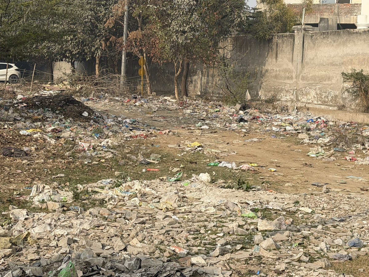 _aloksingh2's tweet photo. @Indra32375003 @OfficialGNIDA Sir, the same issue is happening again. Please have it cleaned on a weekly basis. There’s quite a lot of dirt. @OfficialGNIDA https://t.co/iZeVSJoejy