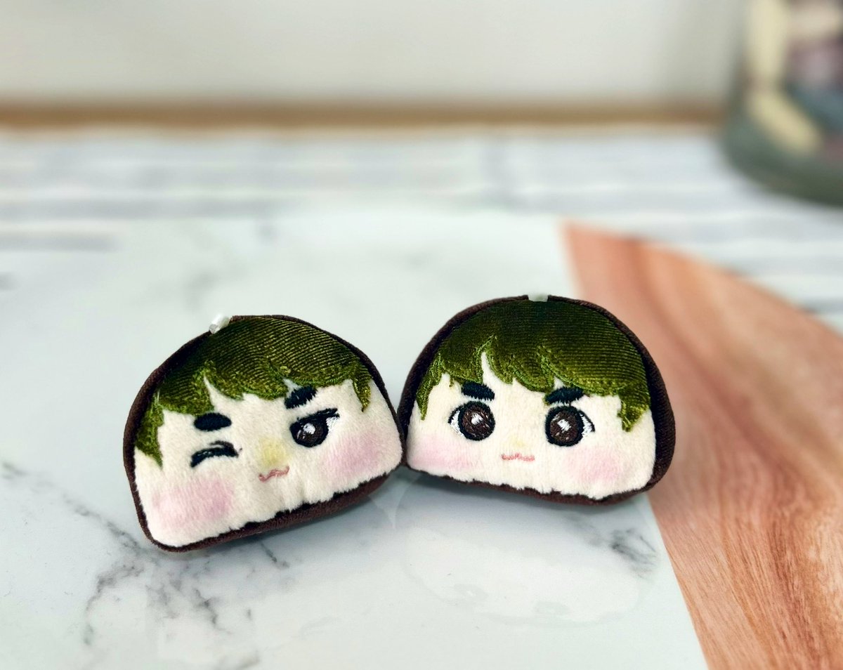 #됴쫀쿠 

#DOHKYUNGSOO 생일 기념 나눔 🎂

됴쫀쿠,윙크ver 각 1개씩 2개 1set (볼터치 없어요)
#rt 2명 추첨 
택배비는 제가 부담할께요
당발은 생일 라이브 바로 직전