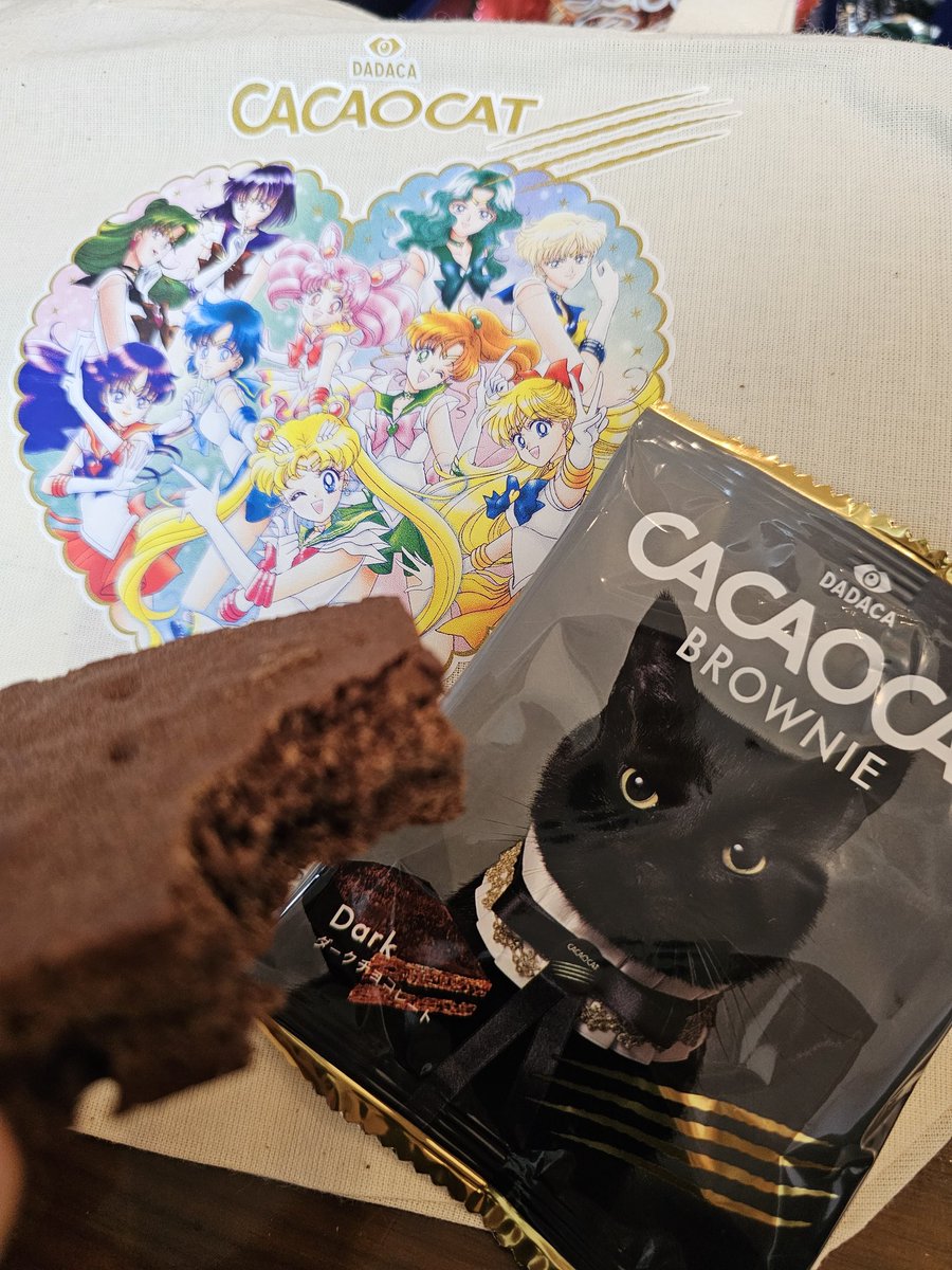 shizuki2koeyume's tweet photo. セーラームーンとChocolate🤍
好きが渋滞してポチっとなしてました。
猫ちゃんのところルナになってるのとか素敵過ぎません？🌙
食べておかげで元気も取り戻しました💪
#chocolate #COCOACAT #セーラームーンコラボ #SailorMoon #チョコ好き https://t.co/bZIMoBb1hO