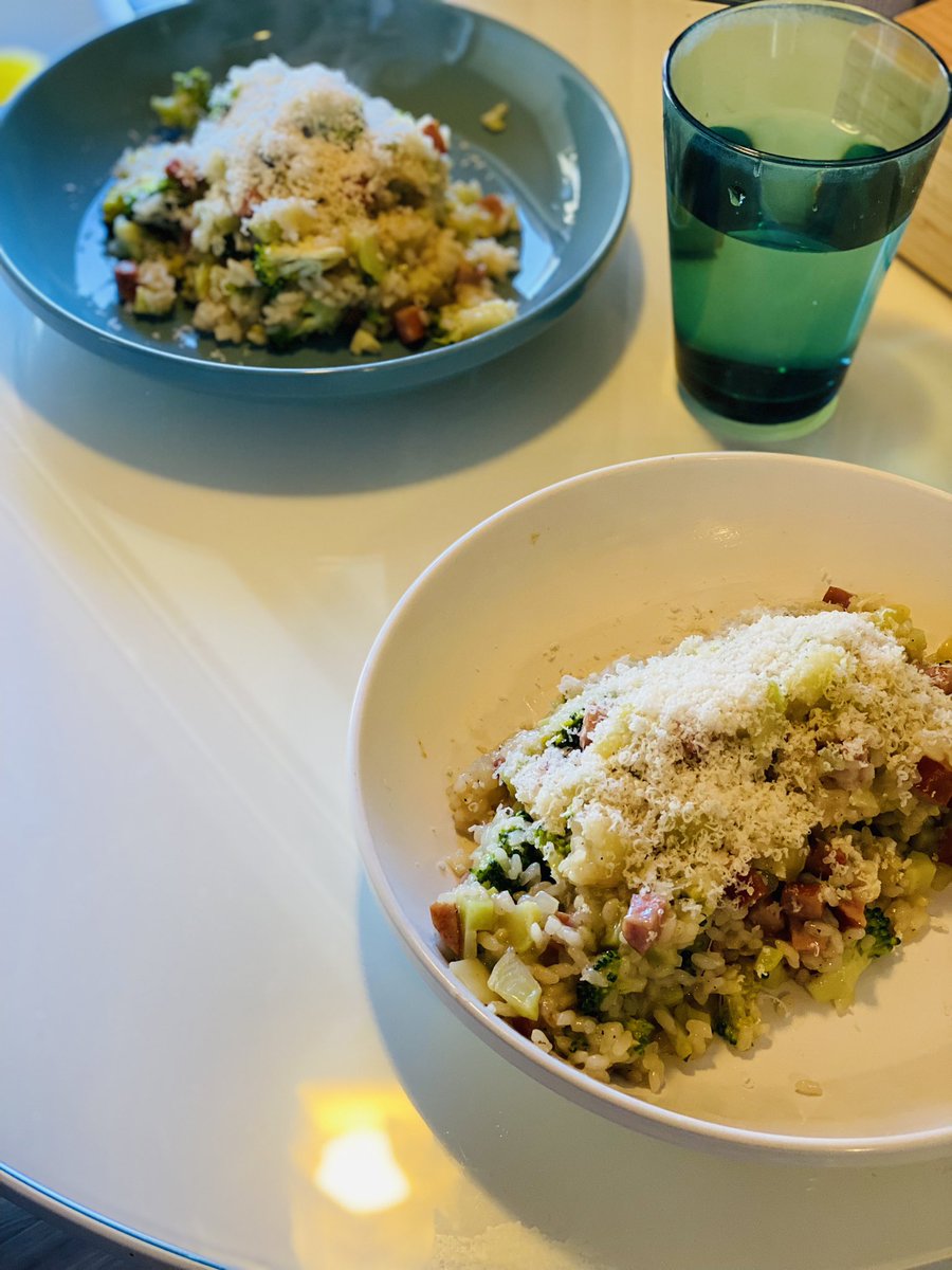 本日のランチ🍽️はソーセージとブロッコリーのリゾット。我ながら美味。
さてアトリエに戻ってお仕事再開。