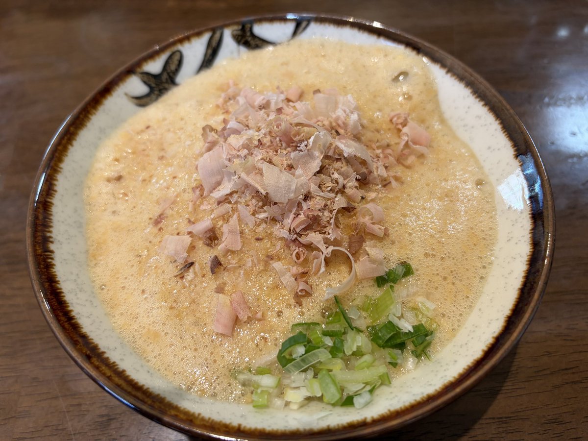 discover291's tweet photo. 宇野重吉が愛したそば屋、三井屋に来ました。冷たい、いもかけそばとおろしそばの太麺を頂きました。
暖かいのにも出来ますが、コシが無くなるけど良いですか？と言われます。
麺は太麺が平打ちで珍しいし、食感も良くお勧めです。
ちなみに稲田朋美さんも来ていました。 https://t.co/OzZaoaZJ8c