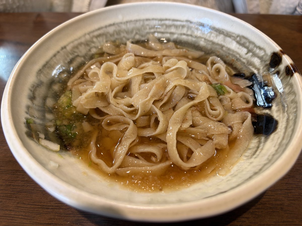 discover291's tweet photo. 宇野重吉が愛したそば屋、三井屋に来ました。冷たい、いもかけそばとおろしそばの太麺を頂きました。
暖かいのにも出来ますが、コシが無くなるけど良いですか？と言われます。
麺は太麺が平打ちで珍しいし、食感も良くお勧めです。
ちなみに稲田朋美さんも来ていました。 https://t.co/OzZaoaZJ8c