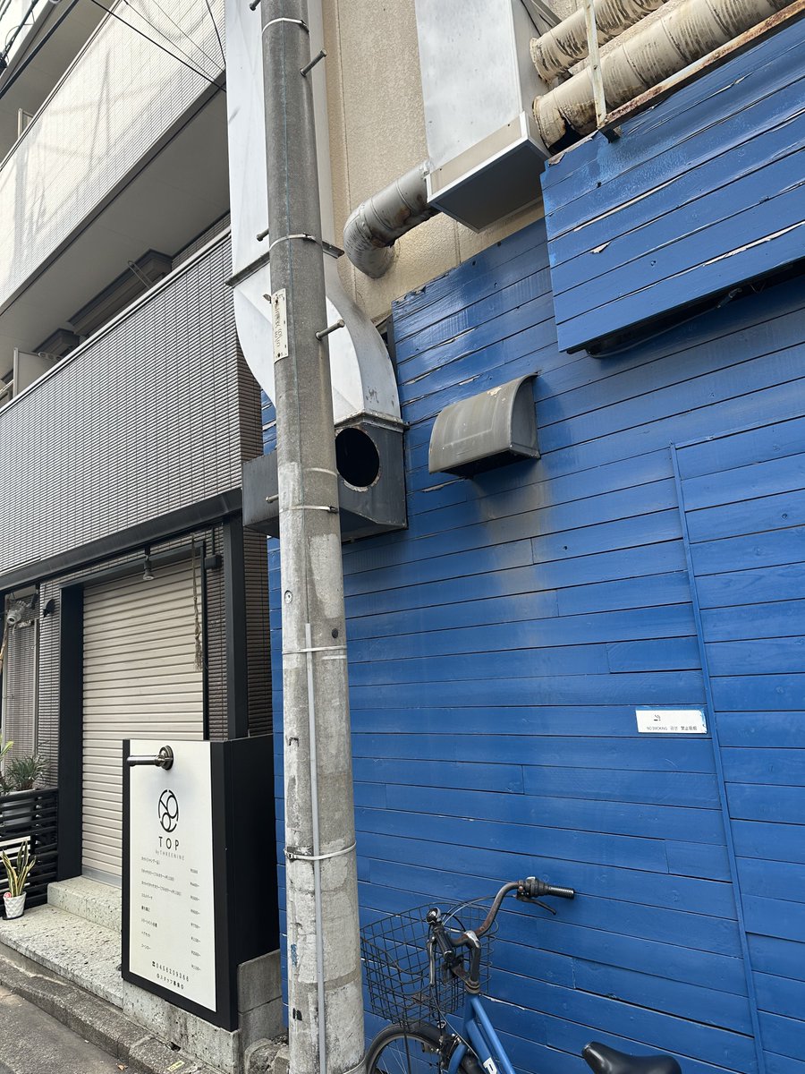 shooooo516's tweet photo. 飲食店の居抜き内見、
最初は「家賃」とか「雰囲気」見がちだけど、
自分はだいたいこの4つを見てます。

【眞島式・居抜き確認 4分類】

① インフラ性能
・電気容量は最低50A、理想は75A以上
・ガスは6号あると安心（4号だと業態が限られる）
・グリストラップの容量と位置
→ 肉の脂でガチで詰まります！※経験あり

② 排煙・臭気まわり
・ダクトが屋上まで通っているか
・共用ダクトか専用か
→ 後から不備あって増設出来ないパータンよくあります！

③ 外観・集客面
・看板は出せる？サイズ制限は？
→出せると出せないは価値が違いすぎます！
隣の店舗出してるからよく見るべき

・1階か、2階以上か
→ 1階最強（もちろん家賃高い）
　地下一階or 2階
→専有階段があると良き
　3階以上
　予約ベースのお店でないと必ず失敗します！

④ 契約・撤退コスト
・原状回復はスケルトン返しか
・残地物の扱いはどうなるか
→ もしもの時に困らないため

「安いから良い」より
「続けやすいか」「伸ばせるか」。
見落としがちの
「出口の戦略」も考えるべきです！

内見の時の参考になれば嬉しいです。
