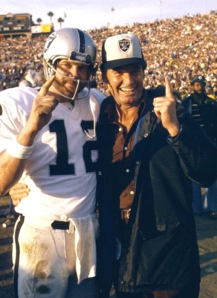 VanderlansJim's tweet photo. January 9, 1977 - #Raiders QB Ken Stabler and actor James Garner celebrate the #Oakland Raiders 32-14 victory over Minnesota in Super Bowl XI.
#NFL #SuperBowl #OTD #1970s #RaiderNation https://t.co/ZXgN2vvW88