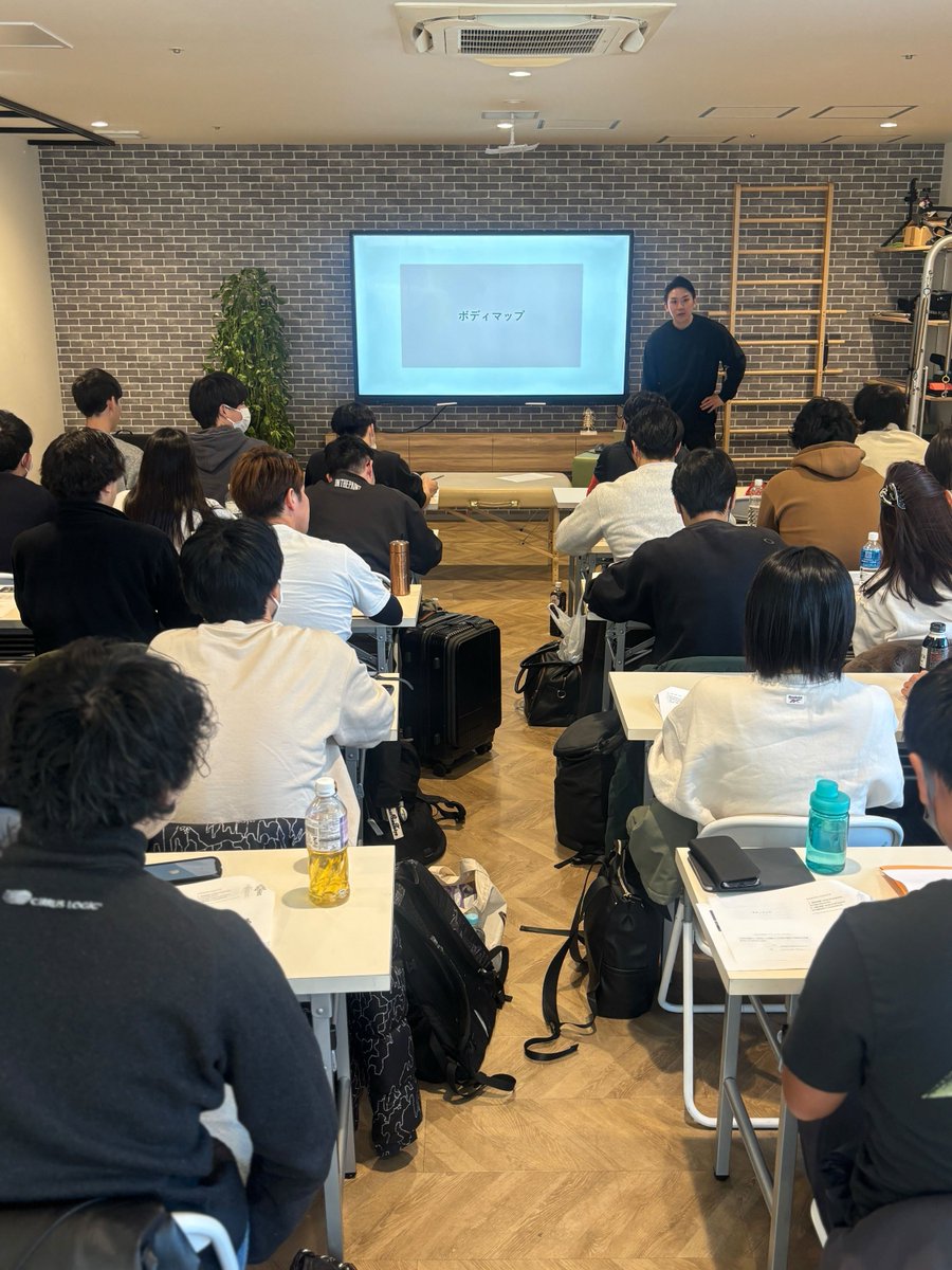 takuto_kondo_az's tweet photo. 本日より三日間をかけてASIの感覚(体性感覚・視覚・前庭覚)を開催しております。
この講座では運動指導者が活用できる感覚運動システムの評価やエクササイズについてお伝���します。
ご参加の皆様、よろしくお願いいたします!
#感覚運動科学
#Applied_Sensorimotor_Integration https://t.co/Gvgnb6okco