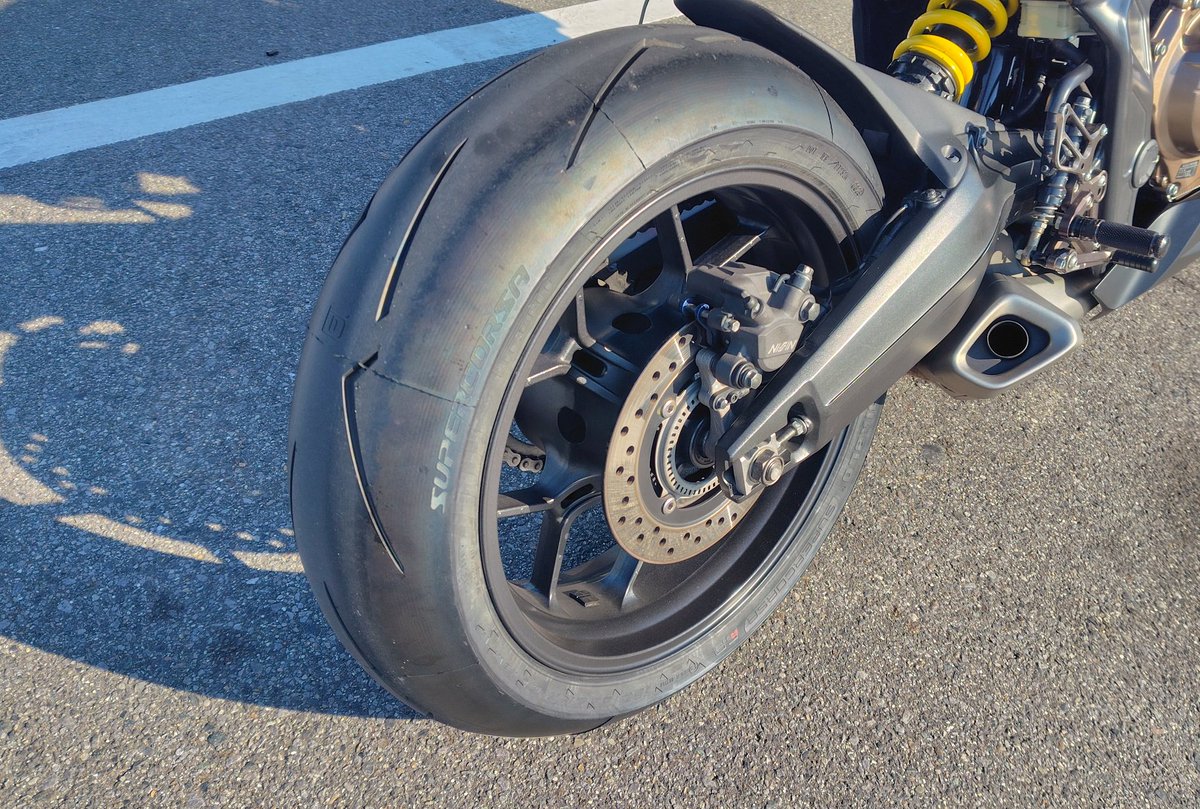 kabe315's tweet photo. タイヤ交換（リアのみ）して慣らしがてらツーリング
良い天気だけど寒い
しかしスパコルは溝が浅いなぁ🥹
#CBR650R https://t.co/mM6klrSi3h
