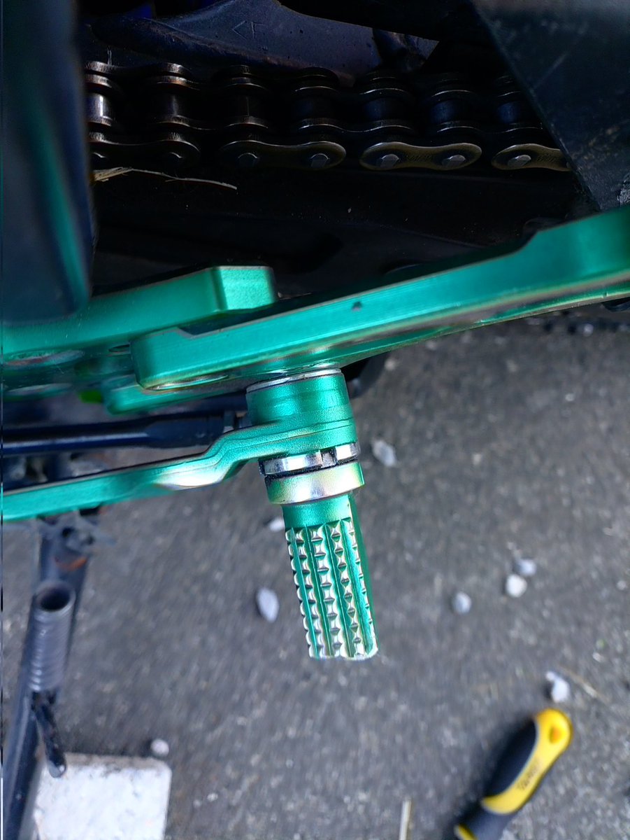 ステップも交換。 左はずっと買った時のままだったのにな〜 右は3回