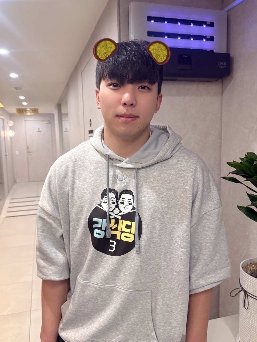 웅뺌 같이 만들엇던 케이크 
부모님 결혼기념일이라 집에들구갓는데 두분 다 안드셔서 폐기처분?햇대ㅆ  웃음을못참음