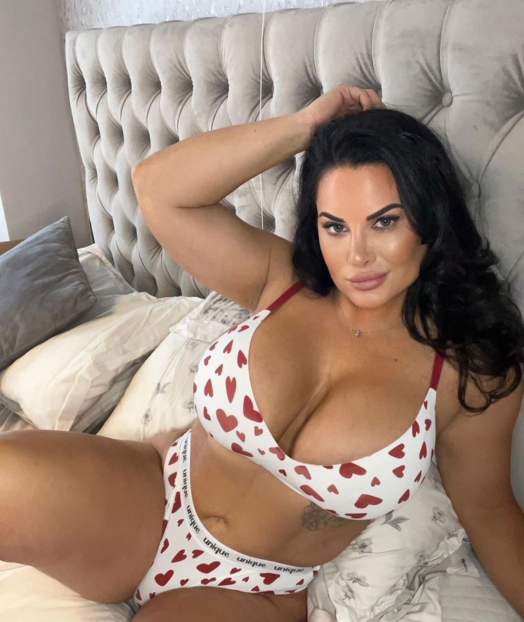 ClubM0M's tweet image. Am I too fat to wear this bikini?