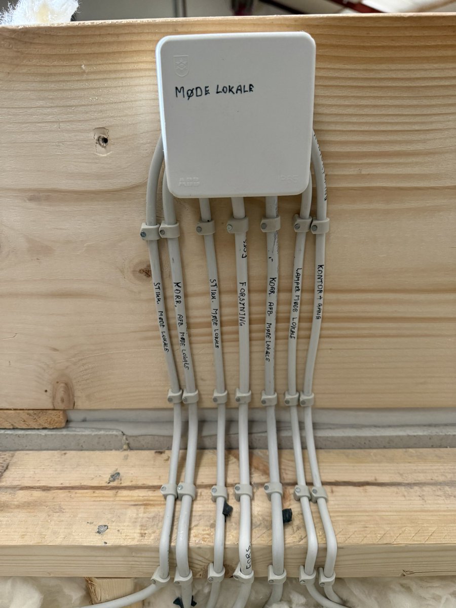 MAbardrum's tweet photo. *proud electrician noises* https://t.co/5glWHN5H64
