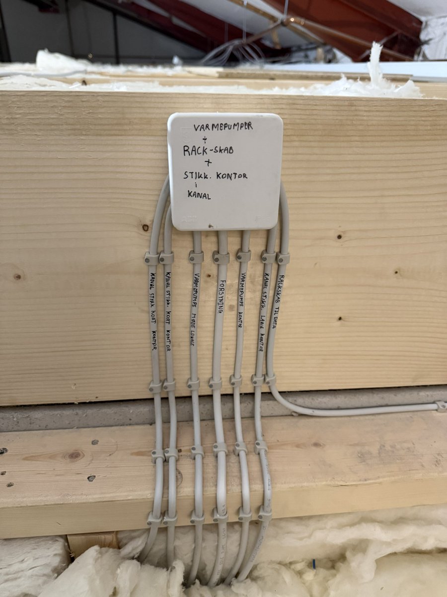 MAbardrum's tweet photo. *proud electrician noises* https://t.co/5glWHN5H64