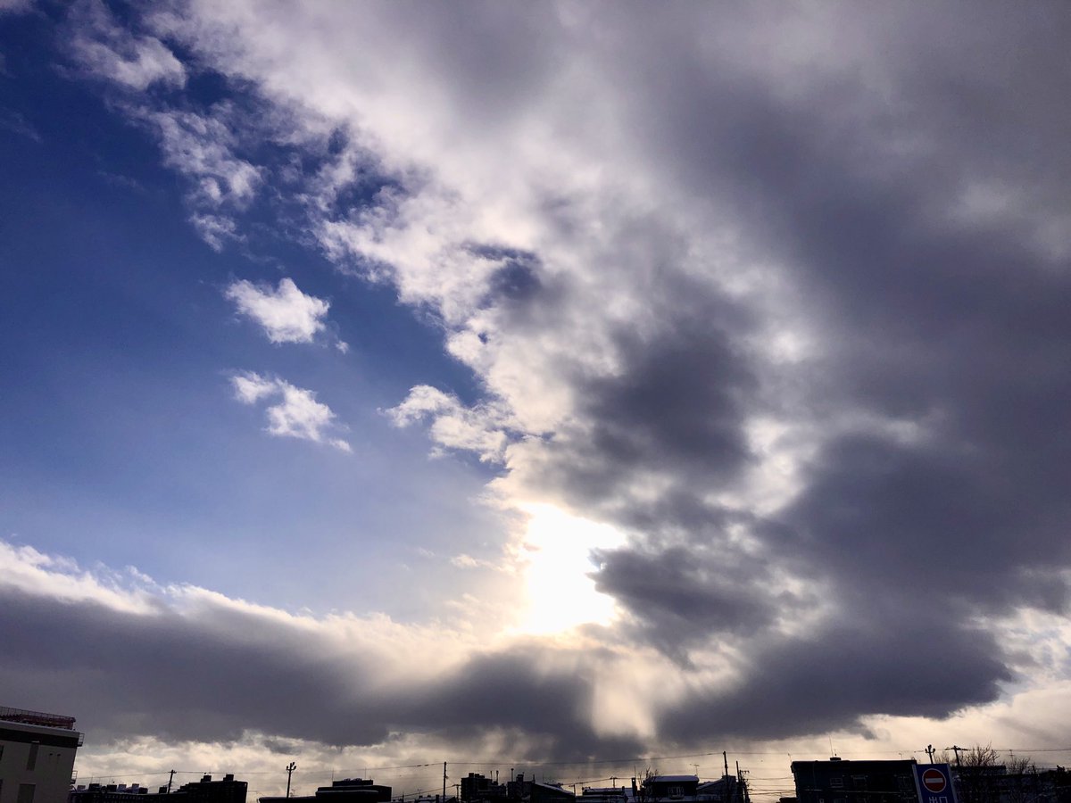 🟢冬空で青と白とがせめぎ合い街に射し込む光遮り🟢

青空🆚白雲🆚太陽
そんな構図かなぁ。1/9午後、空が発していたお天気下り坂サイン🥺パッとしない光芒。

さっきドトールへ行くと昼なのにお客様1人‼️年末年始でお金使って、この三連休は静かにー、そんな感じ。

#短歌　#三連休　#光芒　#冬空