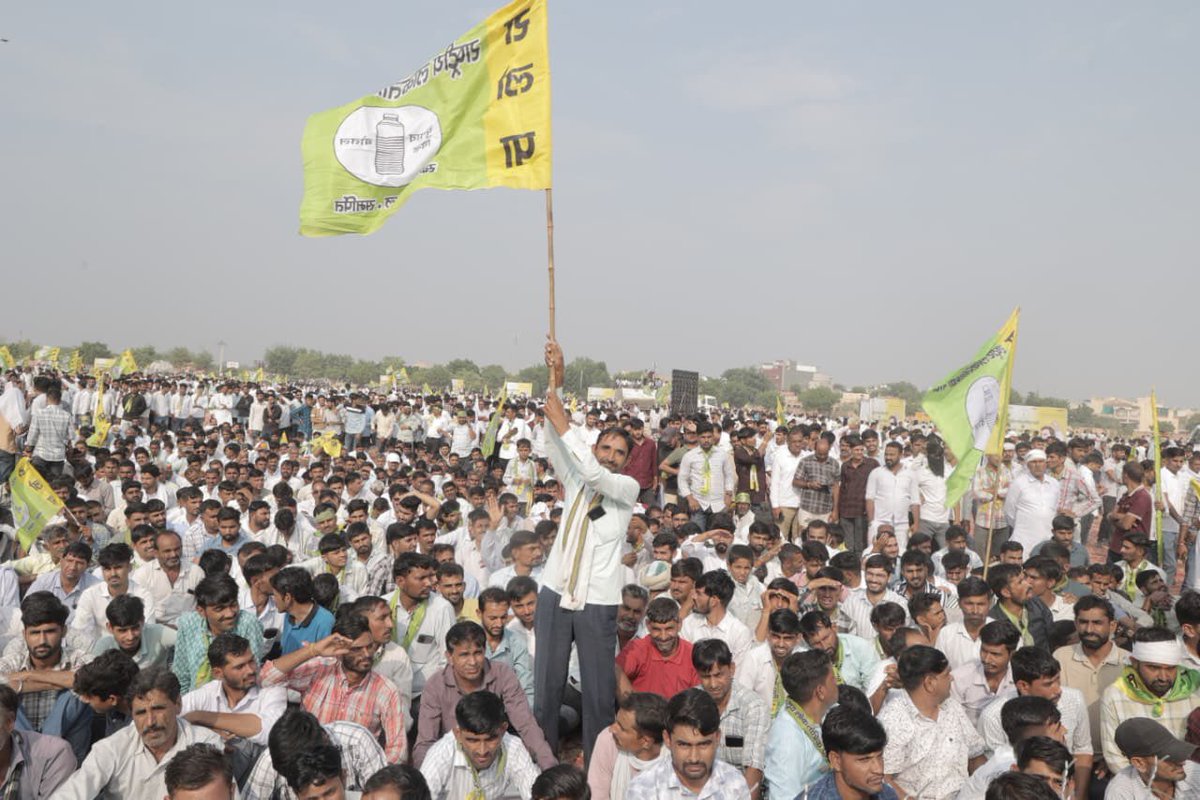 VijayBeniwal_'s tweet photo. जो किसान को कमजोर समझते हैं,
वो इतिहास पढ़ लें।

आज स्वाभिमान सड़कों पर है।

#किसान_स्वाभिमान_रैली https://t.co/Iiim0wBzlx