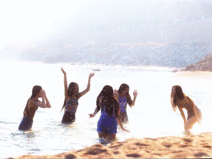 archivenewjns's tweet image. summer with njz ⋆ 🌊 𖤓 ⋆˚࿔