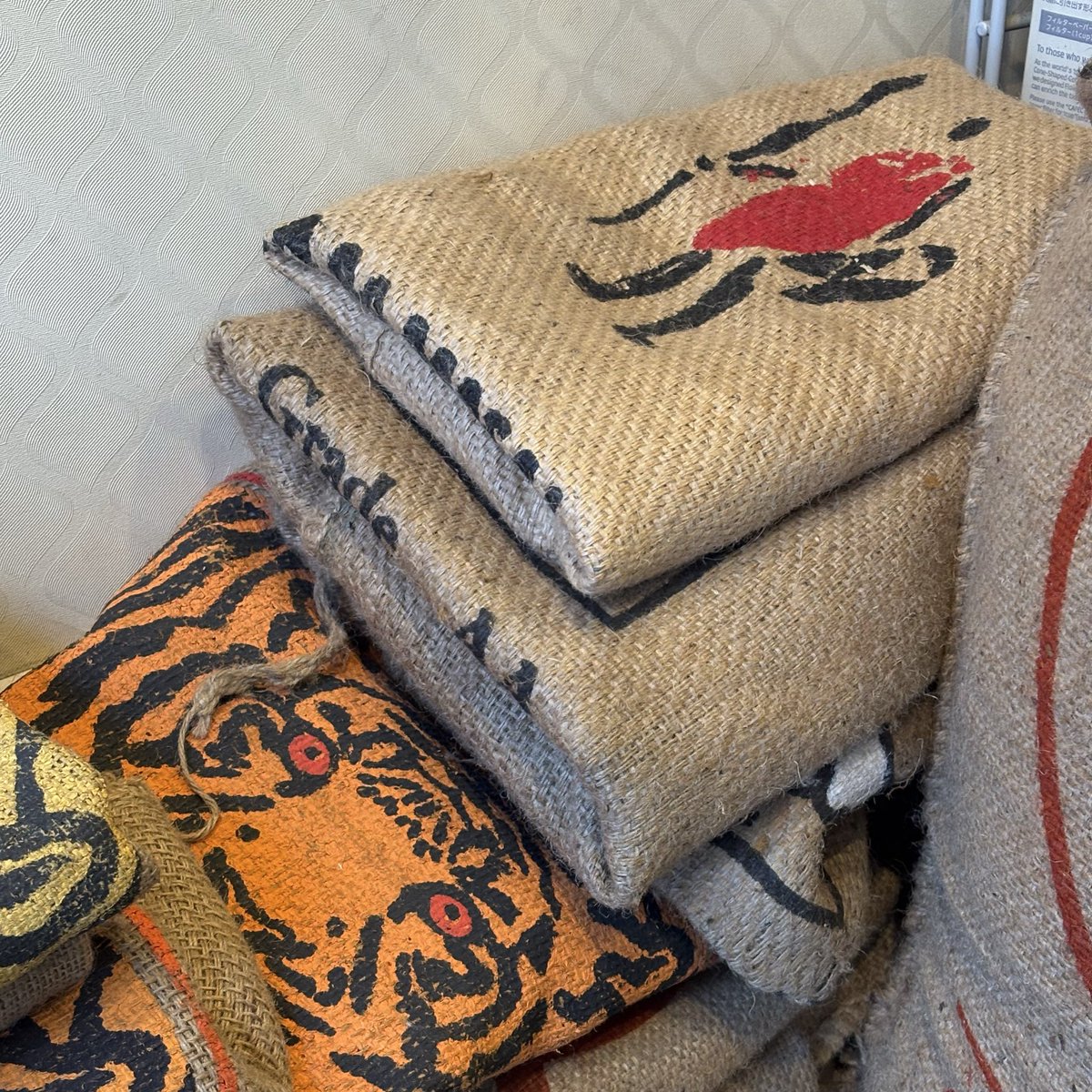 coffee_maru_024's tweet photo. 店頭にあるのは ・マンデリン
・東ティモール
・ケニア
・マラウィ

他の国もまだ倉庫にありますので ご覧になりたい方はまずご連絡ください。

畑をやっている方は何かと便利な麻袋です。  遠方からご入用の方は着払いでお送りすることも可能ですので、
問合せください。 https://t.co/QVuAJ0Rl25