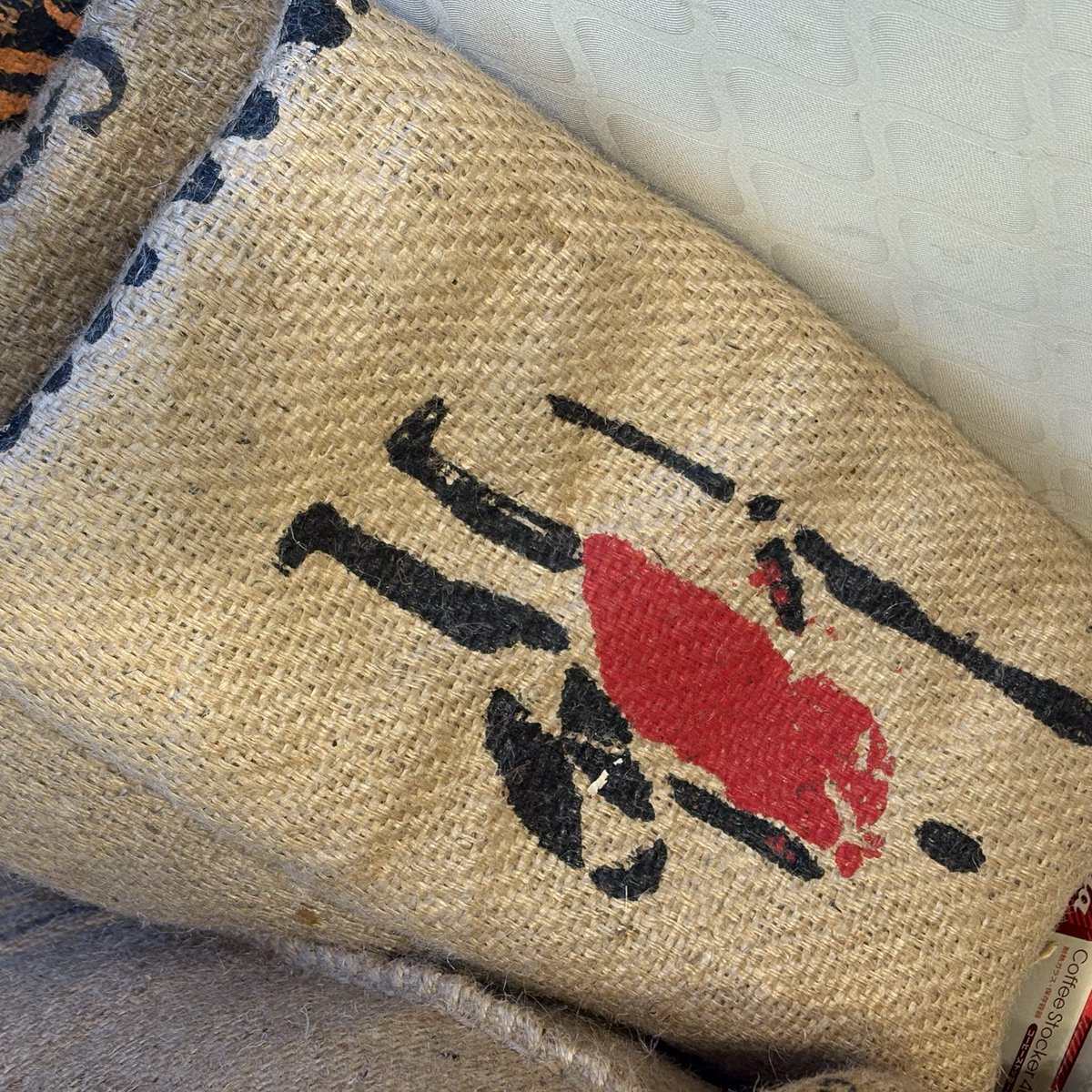 coffee_maru_024's tweet photo. 店頭にあるのは ・マンデリン
・東ティモール
・ケニア
・マラウィ

他の国もまだ倉庫にありますので ご覧になりたい方はまずご連絡ください。

畑をやっている方は何かと便利な麻袋です。  遠方からご入用の方は着払いでお送りすることも可能ですので、
問合せください。 https://t.co/QVuAJ0Rl25