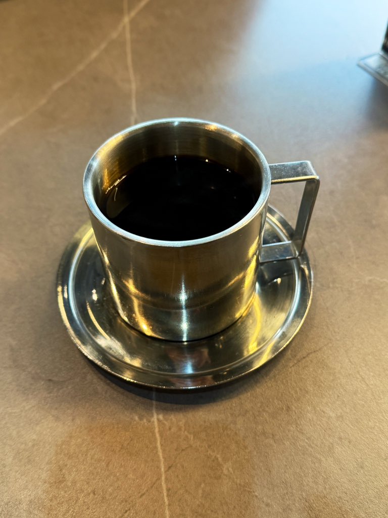 モーニングコーヒー☕︎
昨日バーで横にいたお姉さんがマシンガントーク&amp;鬼社交性の持ち主で、気づいたらインスタ交換して大阪で連れて行きたい店沢山あるから今度来る時連絡してと言われ、帰り際に店長に「この子ホテル心斎橋だから終電気にしたって」と言って嵐のように去っていった。大阪すごい。