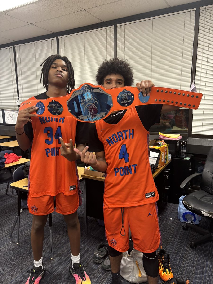 Sharing the Belt tonight.
Braylon and Jeremiah earned the Grizzly Grind Belt for their solid, all-around play on both sides of the ball in the second half. Tough, unselfish, and relentless .. exactly how Grizzlies compete.
Way to work.

#Family #BelieveTogether 🐻🔥