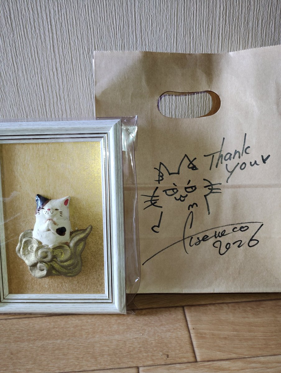 山形の初売りに行ってきました
布施猫さまがいらっしゃいました✨😸
一番最初に目に入って来られた金運爆上げ間違いなしの筋斗雲に乗った三毛猫神さまです。
筋斗雲に乗る三毛猫さま😸セルジオ悦子ちゃんみたいで嬉しいです。サインまで書いて頂き幸せです✨🥰
＃布施猫笑店
＃山形初市