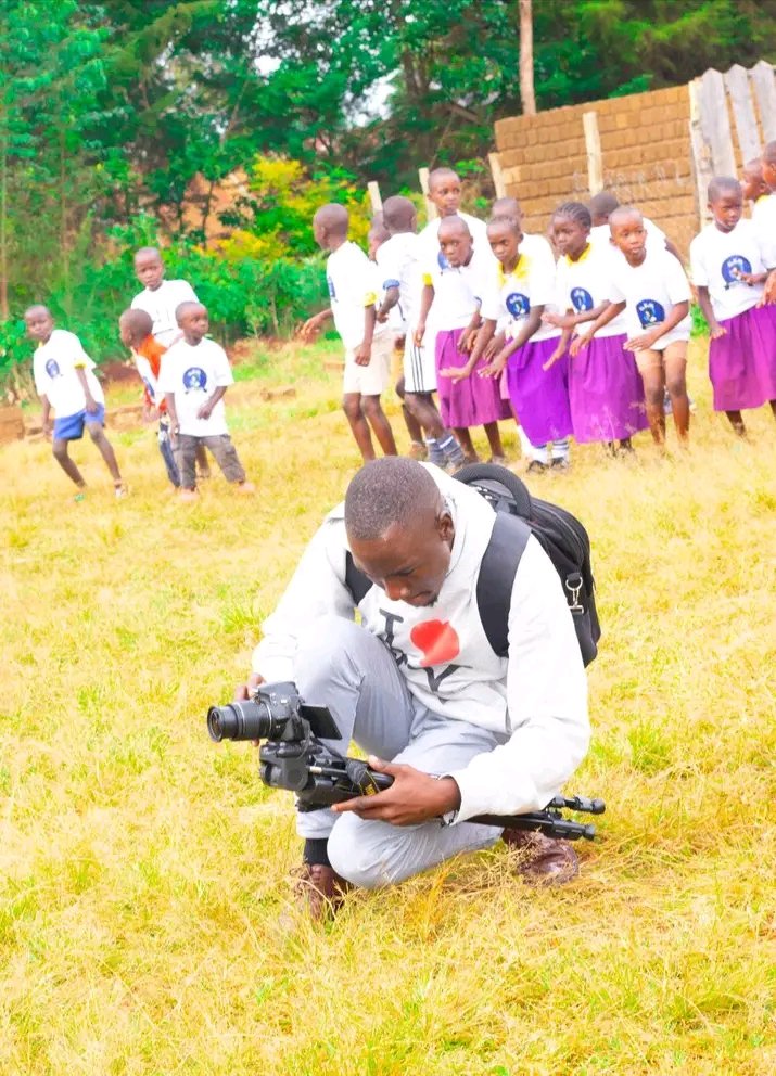 Greatmic_ent's tweet photo. Sometimes you must go low to capture greatness. 📸🔥
Kneeling not in weakness, but in dedication to the craft….The angle matters. The sacrifice shows.
For your Events videography and photography booking call or WhatsApp 0792940048 /0798658801
#TasteOfQuality https://t.co/vS7917GKvt