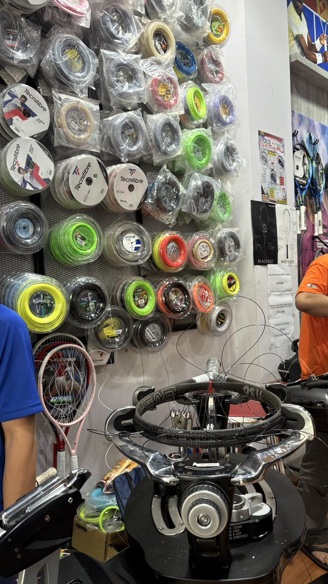 tinyditty's tweet image. ganti senar dulu🎾