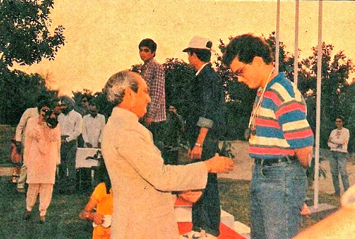 IndiaHistorypic's tweet image. 1989 :: Rahul Gandhi Winning Medal In National Shooting Championship  In Delhi
