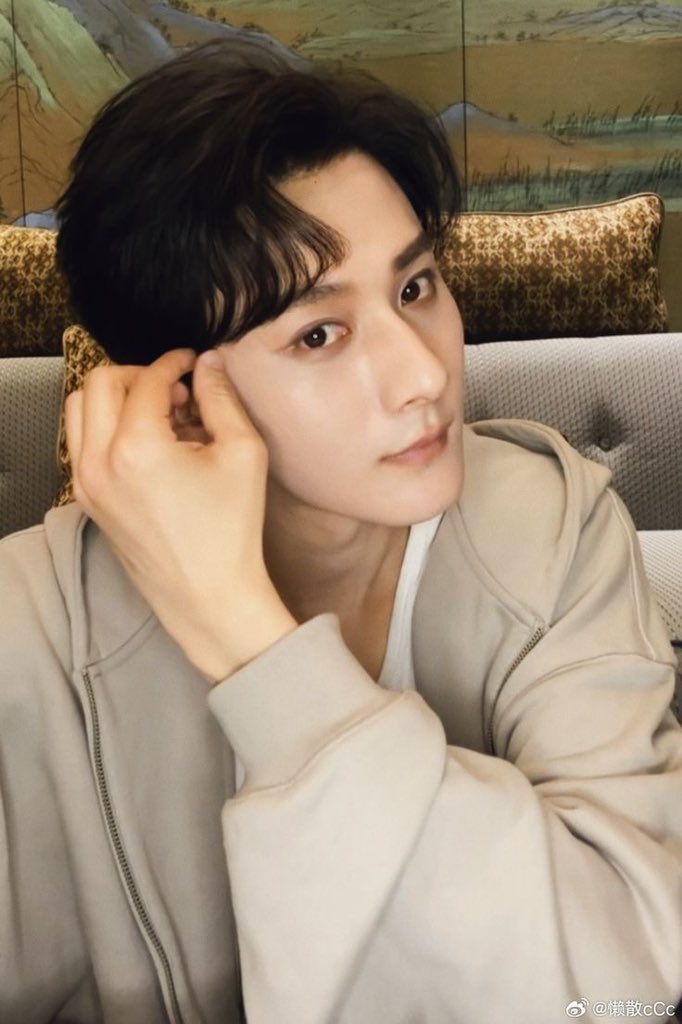 Moonsafelight's tweet photo. #Shengao AU / #Jiangli AU
!! Warn #Xuancheng being a lele teeneger
• Si Cantik
Talk
Wenlang x lele x gaotu https://t.co/tBKYG8sFaM