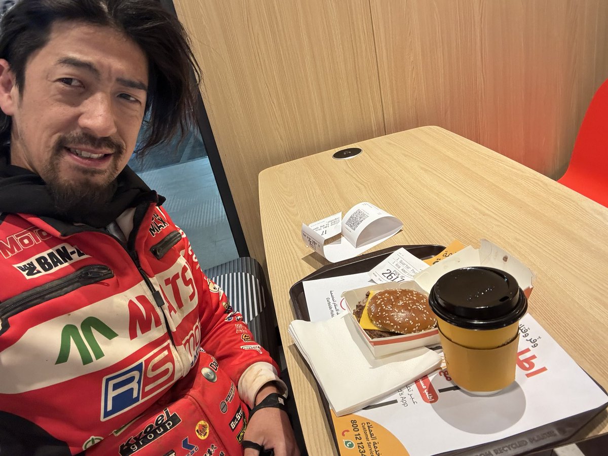 FujiwaraShinya1's tweet photo. リヤドまでのリエゾンあと267kmが寒すぎて、、、、遂にマックに寄りましたw
時間なくてドライブスルーは出来なかった https://t.co/KREY2nbXCC