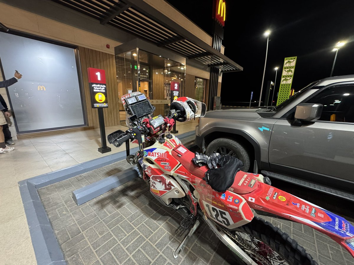 FujiwaraShinya1's tweet photo. リヤドまでのリエゾンあと267kmが寒すぎて、、、、遂にマックに寄りましたw
時間なくてドライブスルーは出来なかった https://t.co/KREY2nbXCC