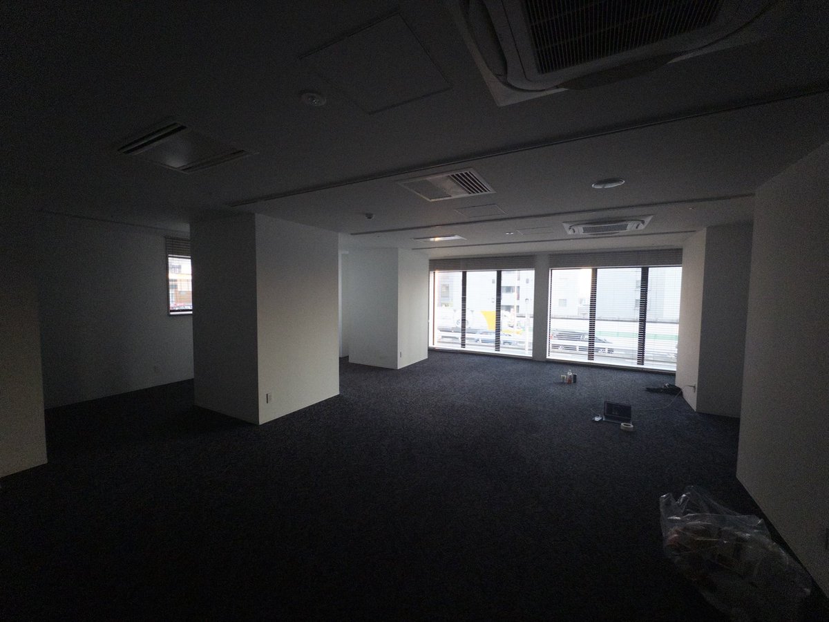 minofrt's tweet photo. @itu_hide 他にも
・ブラインドはもっと光を通す
・太陽光を強調するために机の側面を影に
・空の拡散光を感じさせる
みたいな細かい部分もレタッチしてます。
画作りやコンポの領域というよりかは、物理的な相対性だと思っています。 https://t.co/64SfaVZPUC