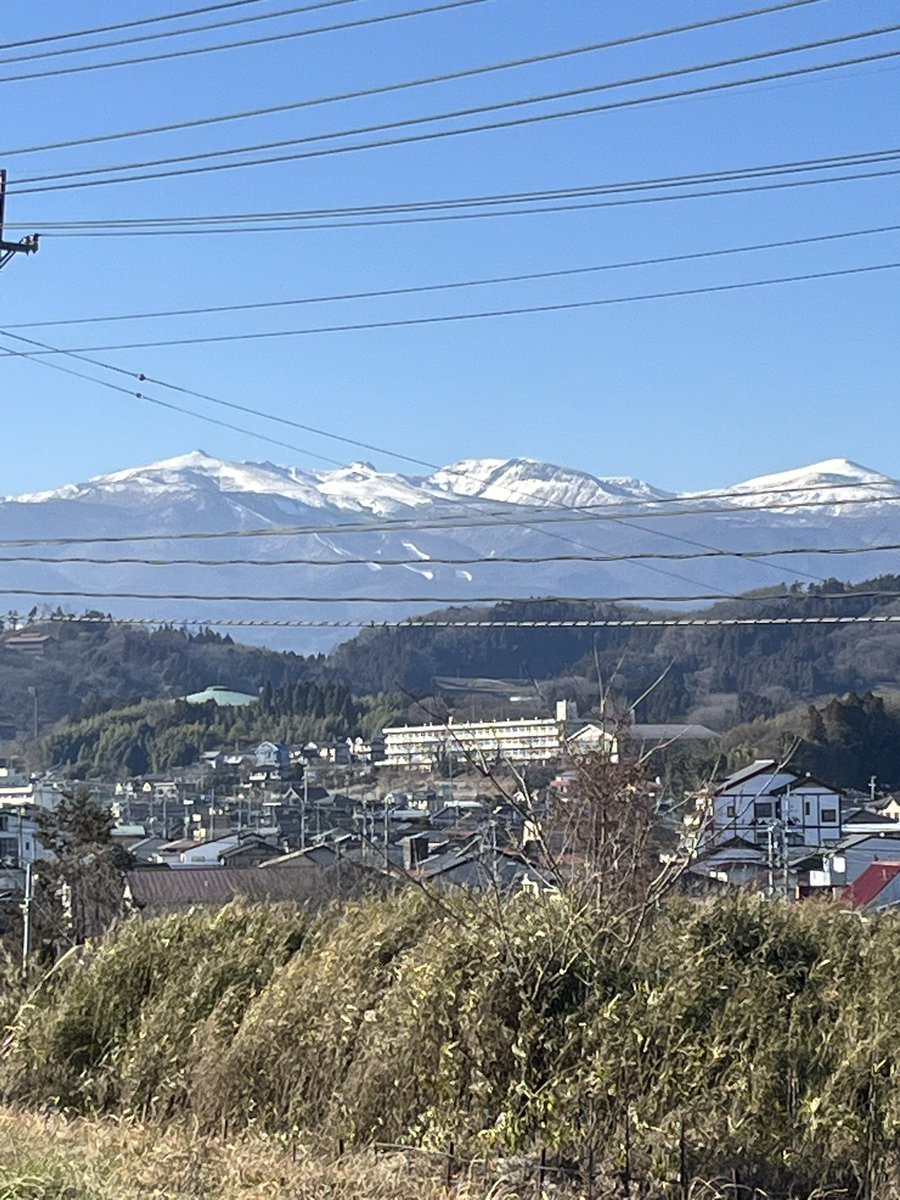 こんにちは🤗今日は暖かい一日ですね。
福島は3月上旬頃の気温です。
ただ明日の午後からは雪が降る❄️予報で、また寒くなりそうです。皆様､体調管理に気をつけてお過ごしください😃
安達太良山の雪は今の時期にしては､少なめかなぁ。⛄️